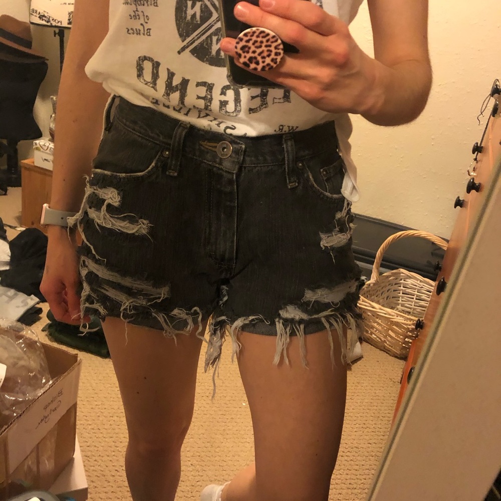 Levi Cut Offs ✨ - Picture 7 of 8